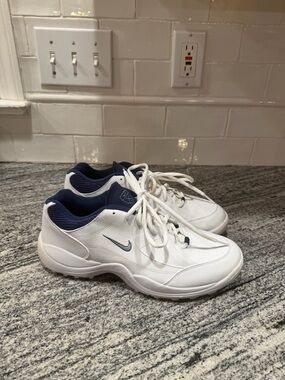 Women’s VintageNike Air Golf Shoes Size 9.5